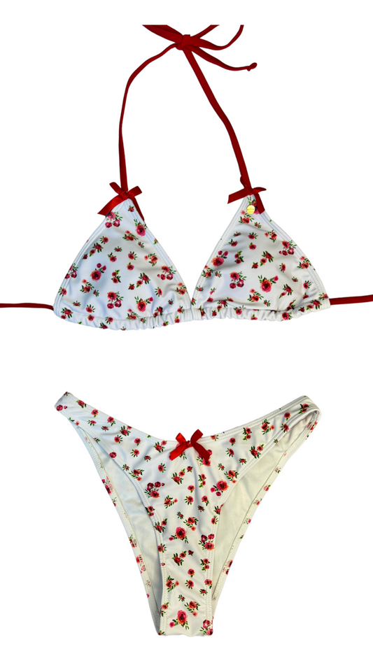 Set bikini blanco con flores rojas